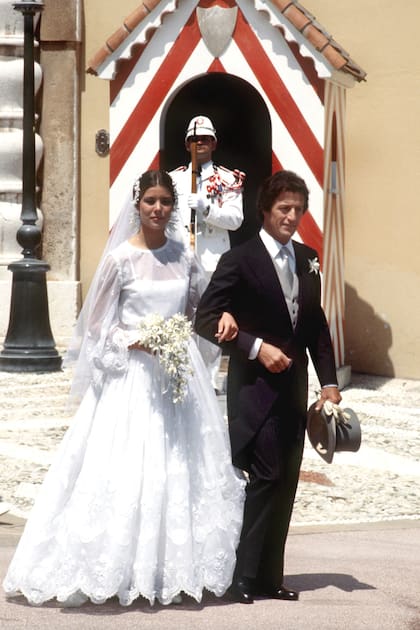 Haciendo alarde de su refinado estilo con guiños bohemios, para su boda con Philippe Junot, en 1978, Carolina le pidió a Marc Bohan, de Christian Dior, un diseño bucólico de corte princesa con cintura definida, cuello redondo y mangas largas amplias, decoradas con flores bordadas. Ese traje aún hoy sigue siendo fuente de inspiración para las novias.