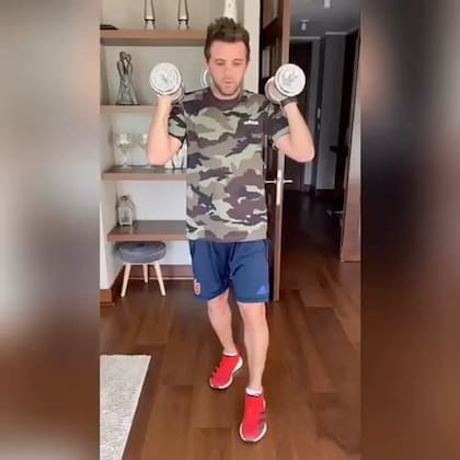 Haciendo ejercicios en su casa, durante la pandemia; aprendió ciertos saberes que frenaron sus lesiones musculares.