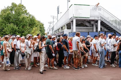 Haciendo fila para ver un partido del Abierto de Estados Unidos: la asistencia al torneo ha alcanzado nuevas cifras récord desde la pandemia. (Kena Betancur/AFP/Getty Images)