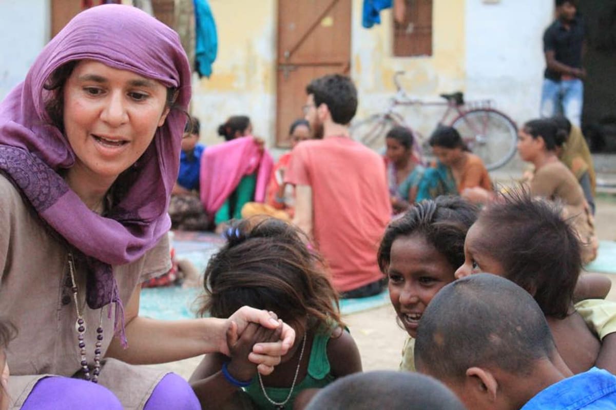 Haciendo un voluntariado en ese país, vio que muchos chicos no podían acceder a una educación por ser de castas bajas y decidió crear la casa escuela "Hogar Hijos de la Luz"