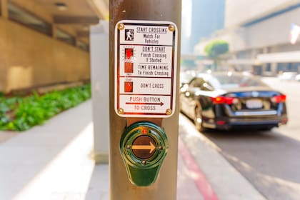 Hackearon los botones de paso peatonal de California para que hablen como Elon Musk o Mark Zuckerberg