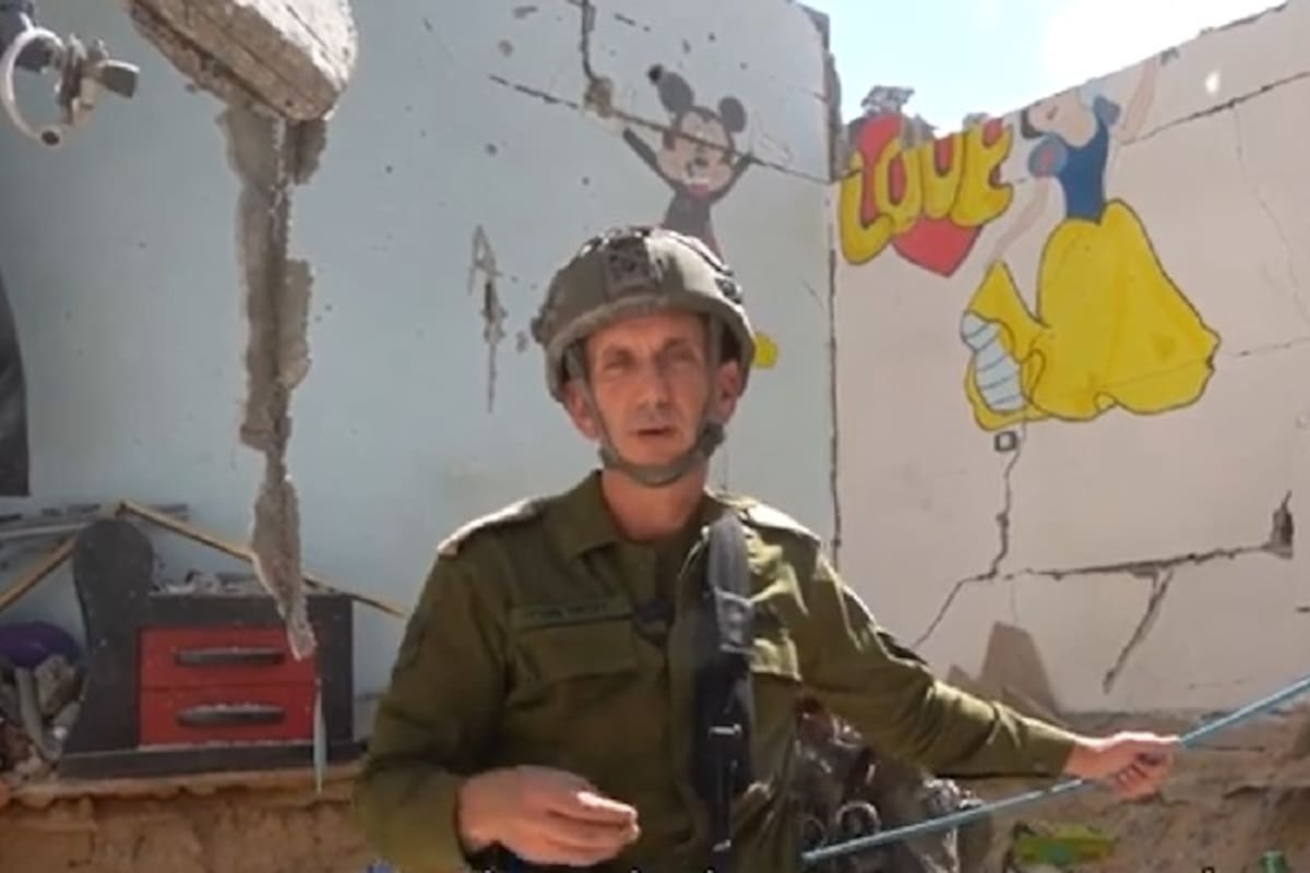 Hagari, en la entrada del túnel de Rafah donde fueron hallados los seis rehenes asesinados