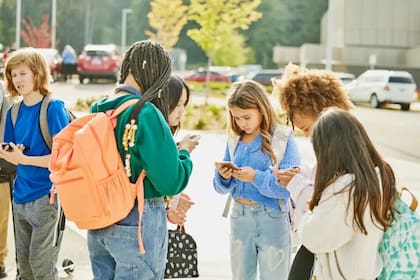 Haidt dice que, en las escuelas en las que se prohíben los teléfonos, disminuyen los problemas de convivencia y los niños la pasan mejor