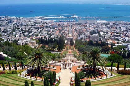 Uno de los empleos de Sergio fue en Haifa, una ciudad portuaria en el norte de Israel. Los lugares más famosos de la ciudad son las terrazas con paisajes de los jardines Bahá'í y, en el corazón de este lugar, el santuario con domo dorado de Báb.