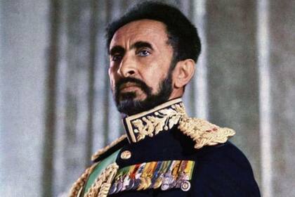 Haile Selassie, el gobernante etíope expulsado por los italianos que luego regresó a su tierra con los ingleses, se encuentra con el personaje del libro en la ficción de Giordano