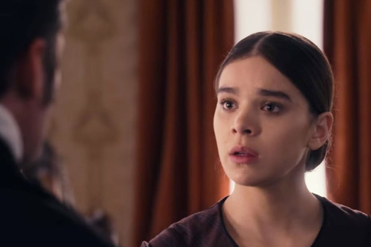 Hailee Steinfeld como la escritora Emily Dickinson, en una versión con sensibilidad contemporánea de la vida de la "Bella de Amherst" en Dickinson, disponible en Apple TV