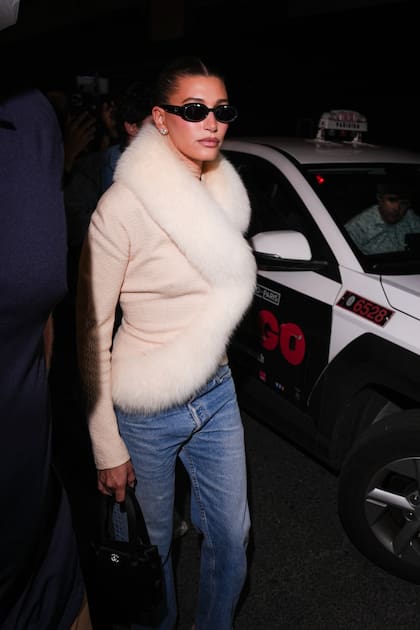 Hailey Bieber desparramó estilo en su llegada al desfile de Saint Laurent