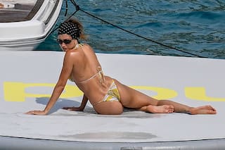 De la tarde al sol de Hailey Bieber al apasionado beso de dos cantantes en Nueva York