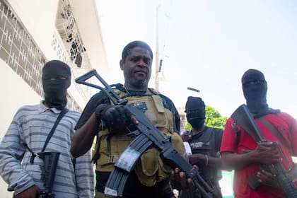 El líder de la pandilla armada Jimmy "Barbecue" Cherizier y sus hombres se ven en Puerto Príncipe, Haití, el 5 de marzo de 2024.
