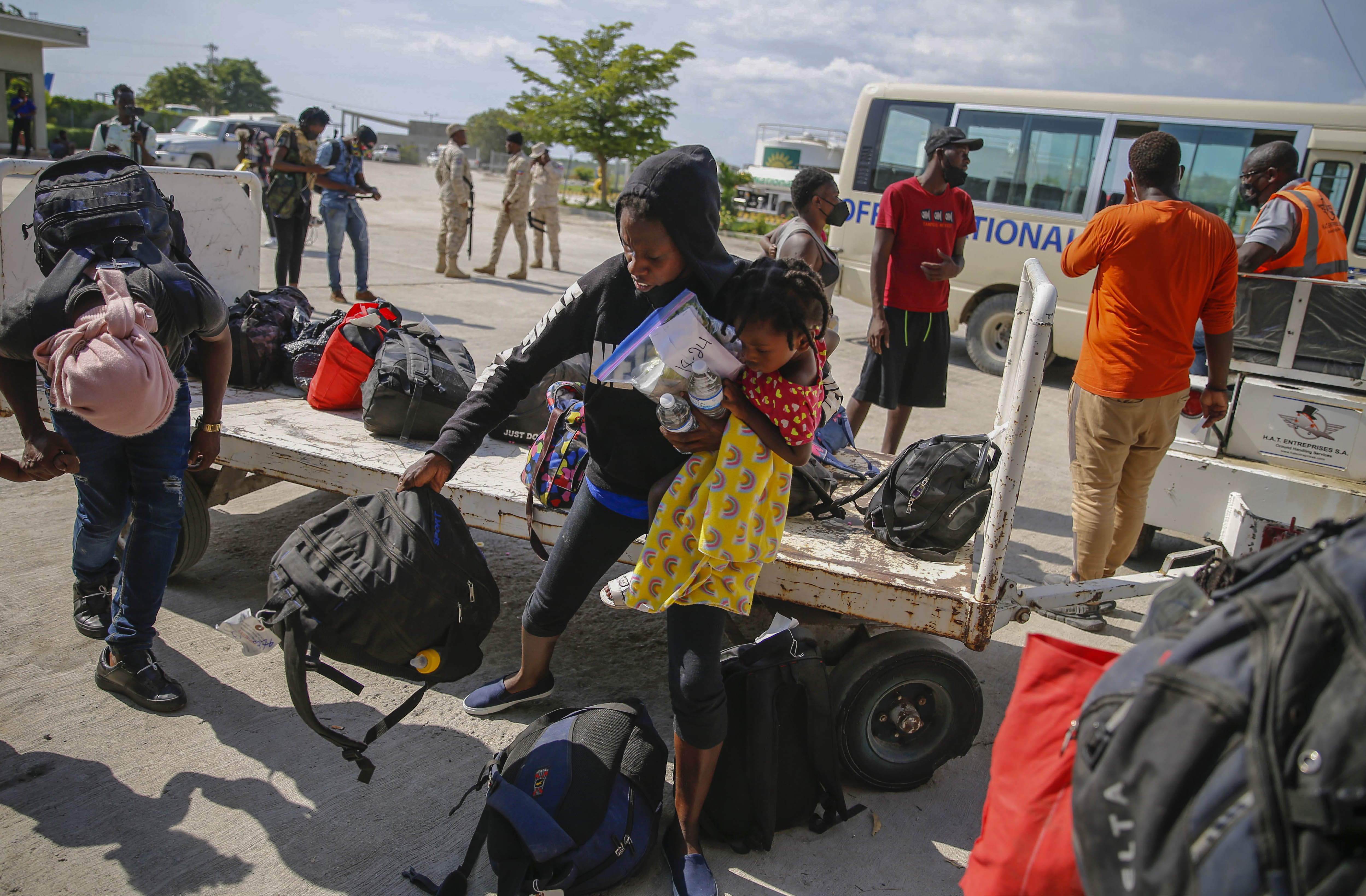 Haitianos que fueron deportados desde Estados Unidos llegan el domingo 19 de septiembre de 2021 al Aeropuerto Internacional Toussaint Louverture de Puerto Príncipe, Haití. (AP Foto/Joseph Odelyn)
