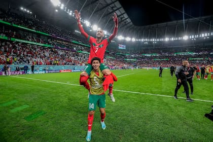 Hakim Ziyech, llevado en andas por su compañero Zakaria Aboukhlal, festeja la victoria por penales ante España por los octavos de final del Mundial