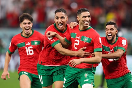 Hakimi, abrazado por Sabiri; El lateral derecho de PSG es una de las grandes figuras del conjunto marroquí