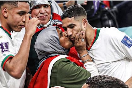 Hakimi celebró el triunfo de Marruecos con su madre.