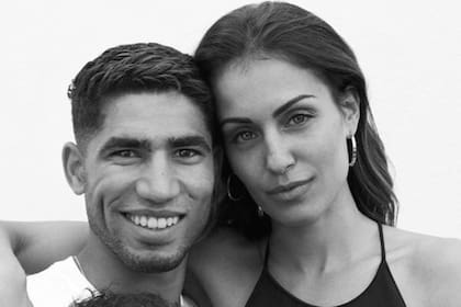 Hakimi está en pareja con la actriz e influencer Hiba Abouk, con quien tiene dos hijos