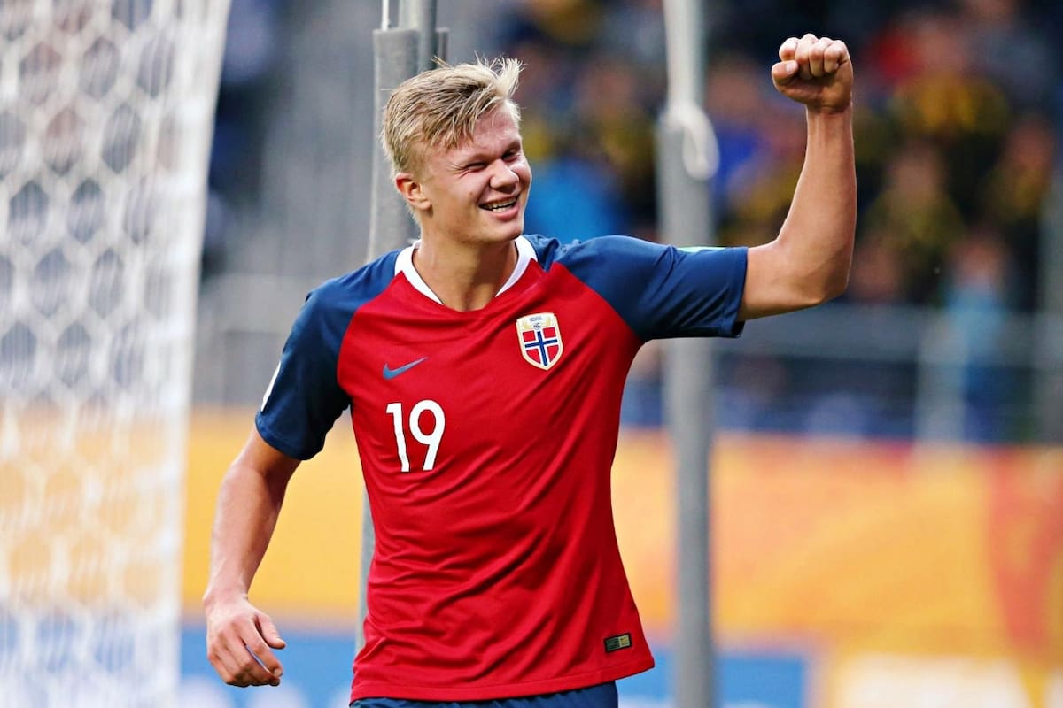 Haland levanta el brazo izquierdo, después de uno de sus goles. Se cansó de repetir el movimiento.