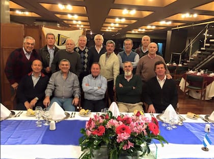 Halcones reunidos. Sentados, de izquierda a derecha: Guillermo Dellepiane, Mario Roca, Marcelo Moroni, Carlos Osses, Hugo Gómez. De pie, de izquierda a derecha: Rubén Gustavo Zini, Jorge Barrionuevo, Ernesto Dubourg, Manuel Mariel, Luis Cervera, Héctor Sánchez, Alberto Filippini, Vicente Autiero y Sergio Mayor. (Gentileza Vicente Autiero).