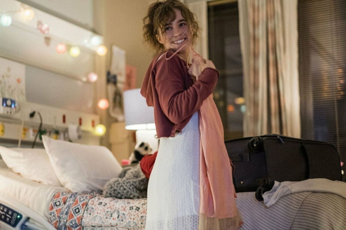 Haley Lu Richardson en una escena de A dos metros de ti, la película que escaló a los primeros puestos del ranking de Netflix Argentina