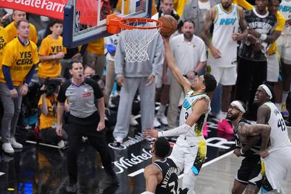 Haliburton y Pacers eliminan a Bucks de los playoffs al superarlos 119-118 en prórroga