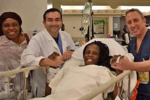 Halima Cissé, con los médicos que la atendieron