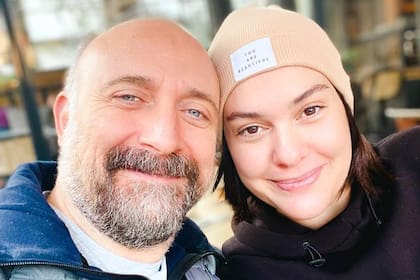 Halit Ergenç junto a su pareja, la actriz Berguzar Korel