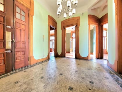 Hall de entrada con distribución hacia los ambientes en forma de octogono.