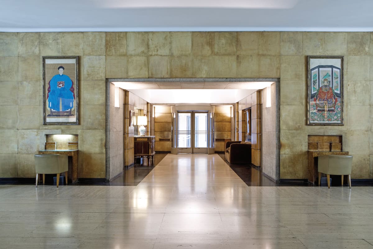 Un departamento en tonos oscuros remodelado en el emblemático edificio Kavanagh.