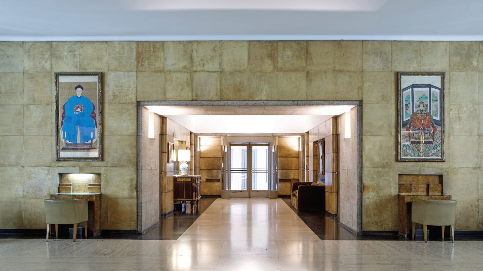 Un departamento en tonos oscuros remodelado en el emblemático edificio Kavanagh.