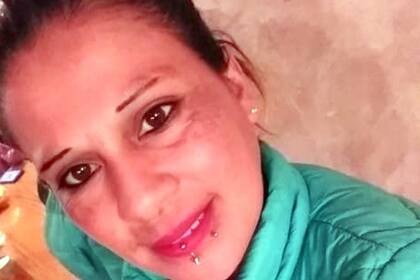 Hallan a una mujer asesinada y enterrada en baño en una casa en construcción y detienen a su pareja. La víctima, identificada por los voceros como Raquel Verónica Ibarrola
