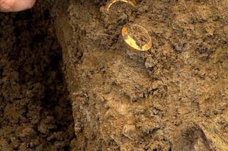 Hallan anillos de oro de hace 2.000 años durante excavación en sitio arqueológico de Tailandia