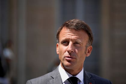 Hallan cabezas de cerdo, algunas con "Macron" garabateado, fuera de nueve mezquitas de París