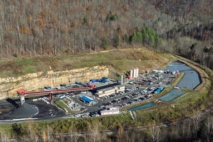 Hallan cadáver de capataz en mina inundada en Virginia Occidental, revela el gobernador