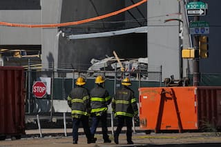 Hallan cuerpos de dos obreros días después de derrumbe de techo en estacionamiento en Filadelfia