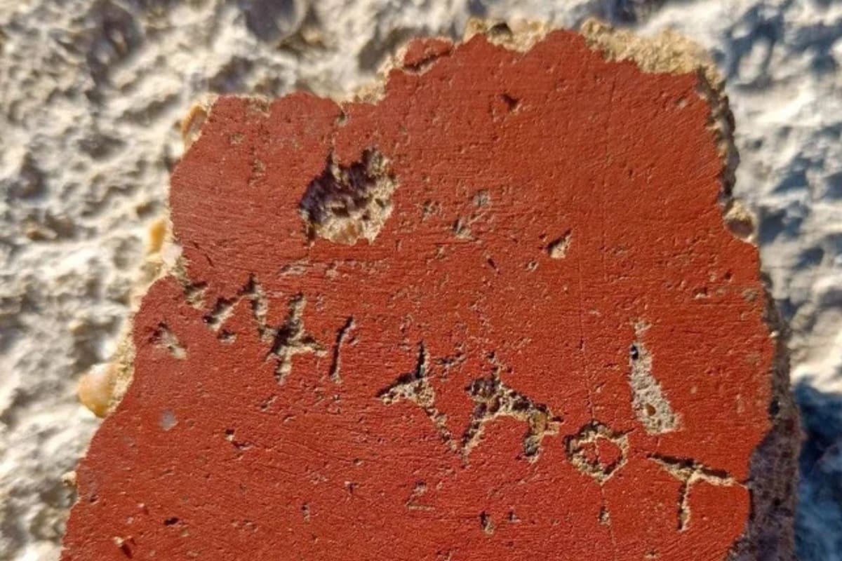 Hallan un grafiti milenario en una placa de yeso oculta en el templo de Zeus