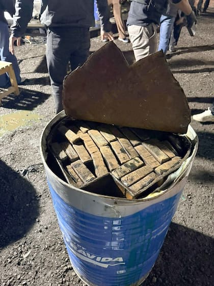 Hallaron 255 kilos de cocaína que estaban ocultos en dos tambores metálicos