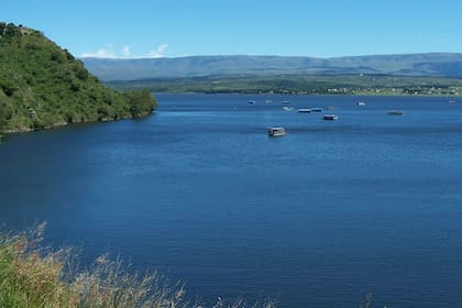 Hallaron el cuerpo de un hombre sobre un Kayak en el Lago Los Molinos.