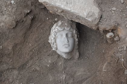 Hallaron una cabeza de Apolo de 1800 años atrás