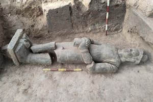 Hallaron una escultura del guardián de la puerta en el parque arqueológico de Angkor (Xinhua/ANA)