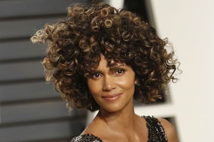 Halle Berry contó que su primer beso fue con una chica