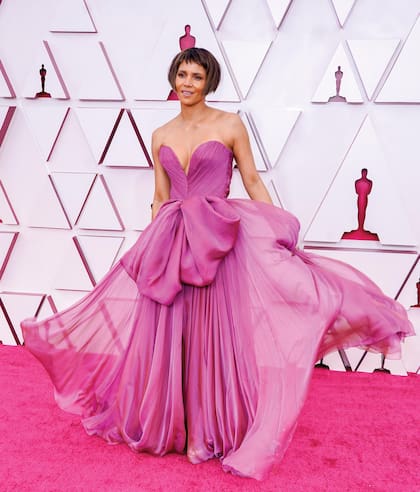 Halle Berry causó sensación con
su flamante corte de pelo, un
bob con flequillo. Llevó un
vestido escote corazón
de gasa de seda, de
Dolce & Gabbana
