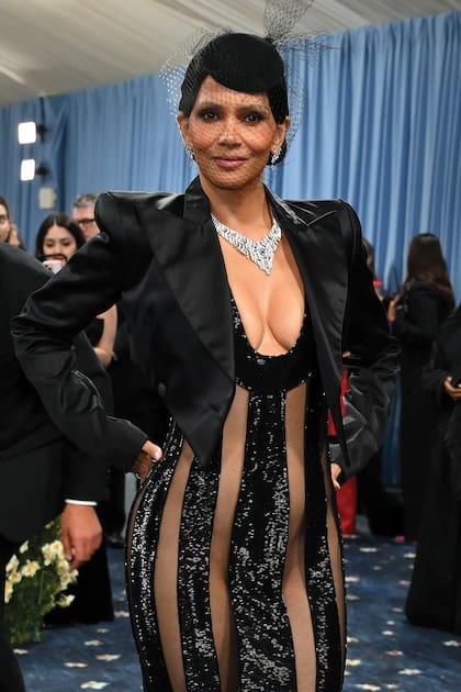 Halle Berry impactó
con un espectacular diseño
de LaQuan Smith, con
transparencias estratégicas,
cuerpo entallado y cola de sirena.
Completó su outfit con una elegante
chaqueta torera de hombros marcados
y collar de diamantes de Cartier y grandes
anillos.