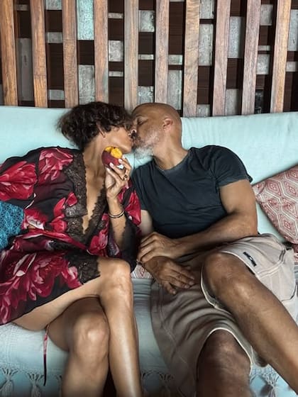 Halle Berry junto a su pareja, Van Hunt
