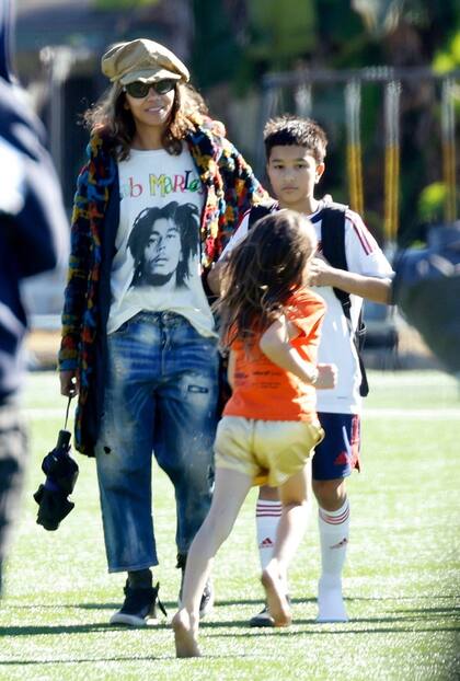 Halle Berry no quiso perderse el partido de fútbol de su hijo Maceo, y presenció el encuentro junto a su novio, Van Hunt. En el otro extremo del encuentro se encontraba su exesposo y padre de su hijo, Olivier Martínez, con quien la actriz mantiene una conflictiva relación