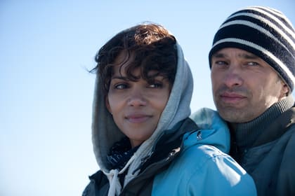 Halle Berry y Olivier Martinez en una escena de la película Aguas profundas