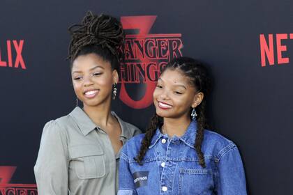 Halle junto a su hermana Chloe en la presentación de la tercera temporada de Stranger Things