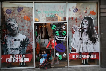 Halloween copó todo una vidriera en Villa Urquiza