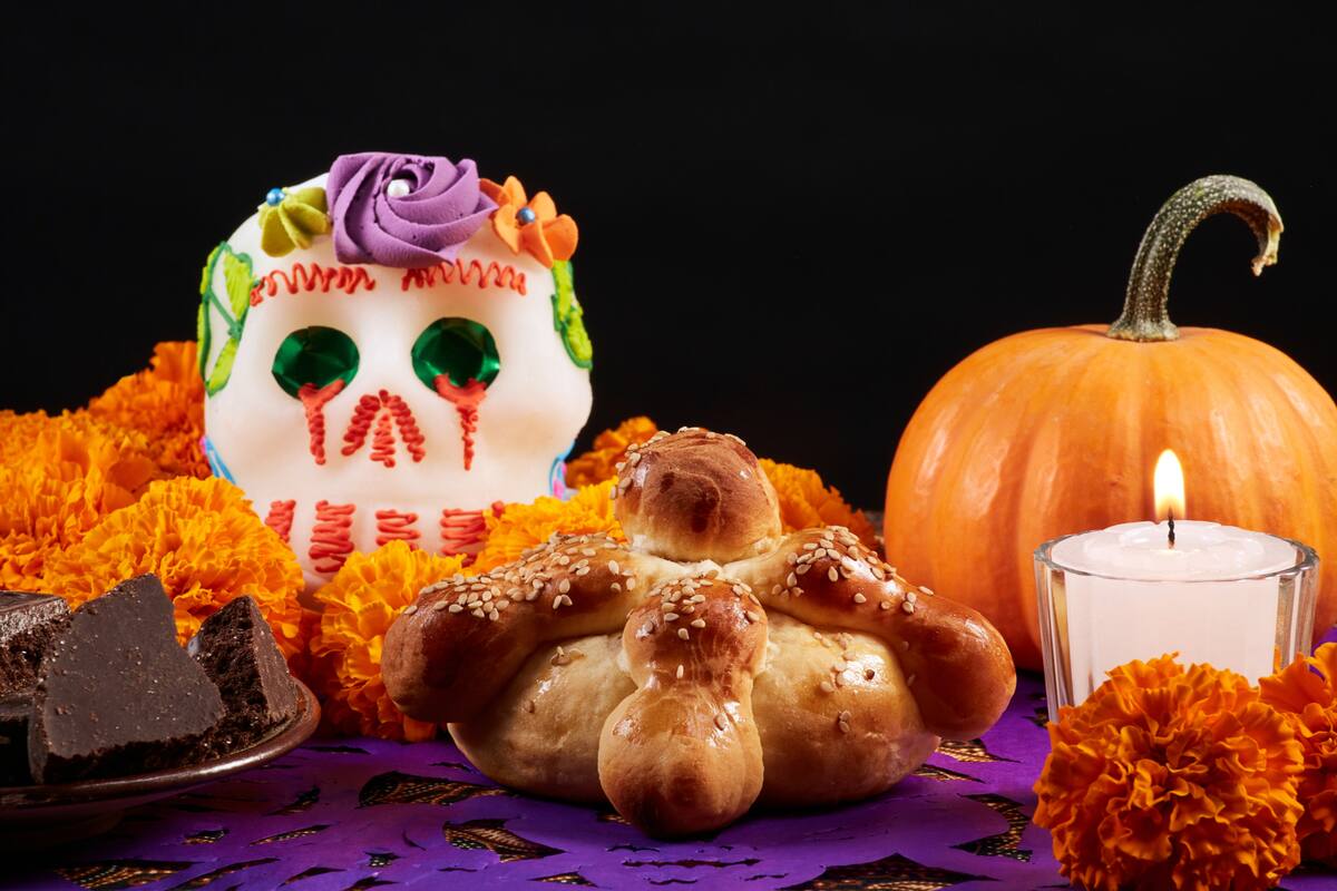 Halloween y el Día de Muertos incluyen recetas típicas en sus celebraciones: la calabaza y las decoraciones coloridas de fantasmas, máscaras o calaveras están en la gastronomía de ambas festividades.