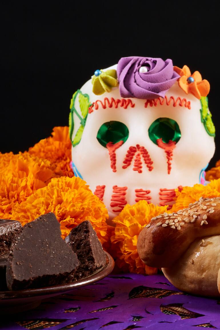 Halloween y el Día de Muertos incluyen recetas típicas en sus celebraciones: la calabaza y las decoraciones coloridas de fantasmas, máscaras o calaveras están en la gastronomía de ambas festividades.