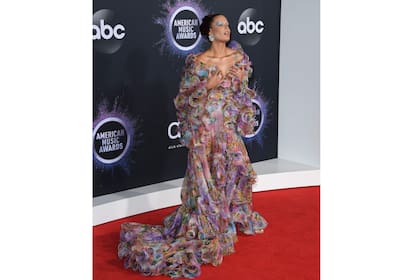 Halsey cantó junto a Taylor Swift y fue una de las sorpresas de la noche. Su vestido floral estampado brilló ante los flashes