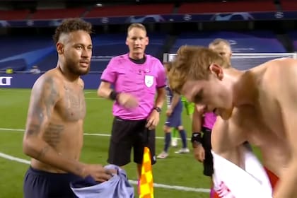 Halstenberg se saca su camiseta y el brasileño Neymar espera para recibirla.