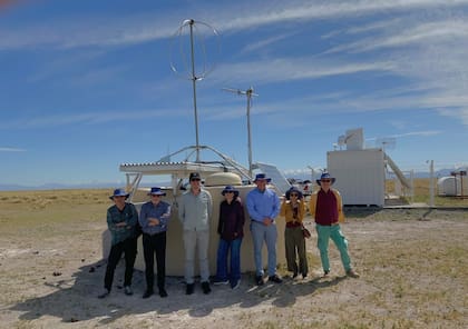 Halzen junto a investigadores argentinos durante una recorrida por instalaciones científicas en Mendoza en 2023